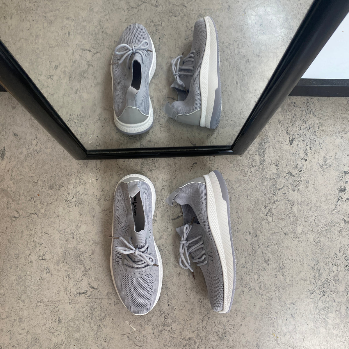 Grå slip-on letvægts sneaker i åndbart strik