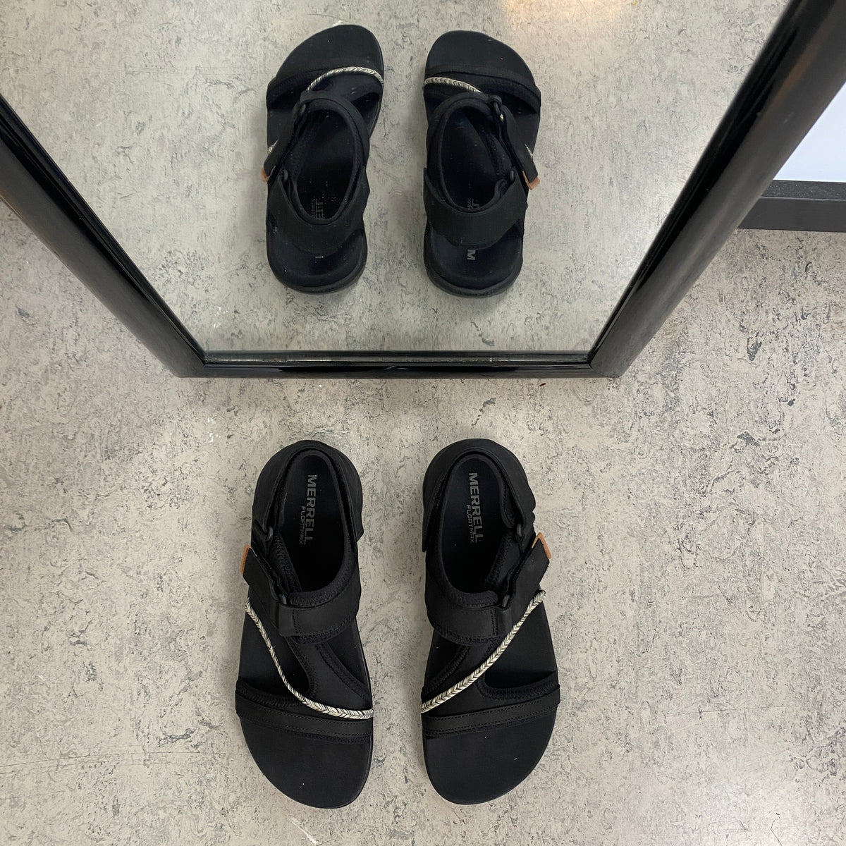 Sort Merrell sandal – komfortabel sandal med justerbar pasform