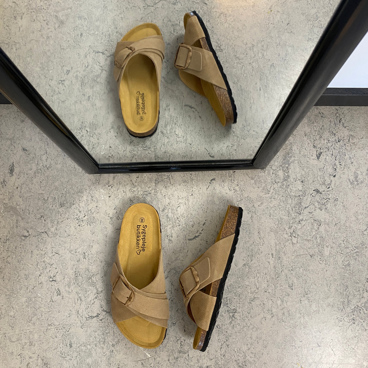 Lys brun slip on sandal i skind med dobbelt rem