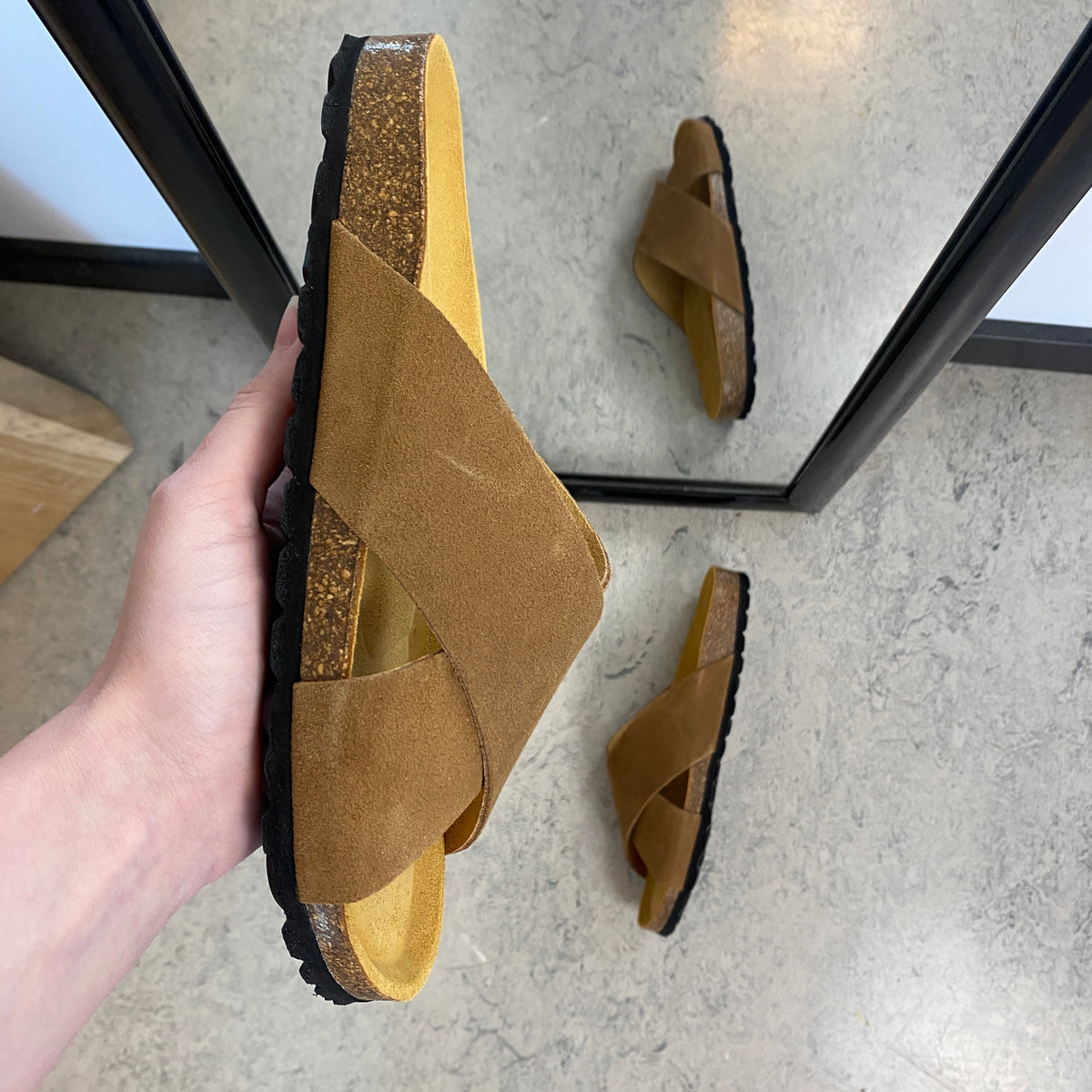 Serraje Roble – brun slip on sandal med krydsremme & komfort