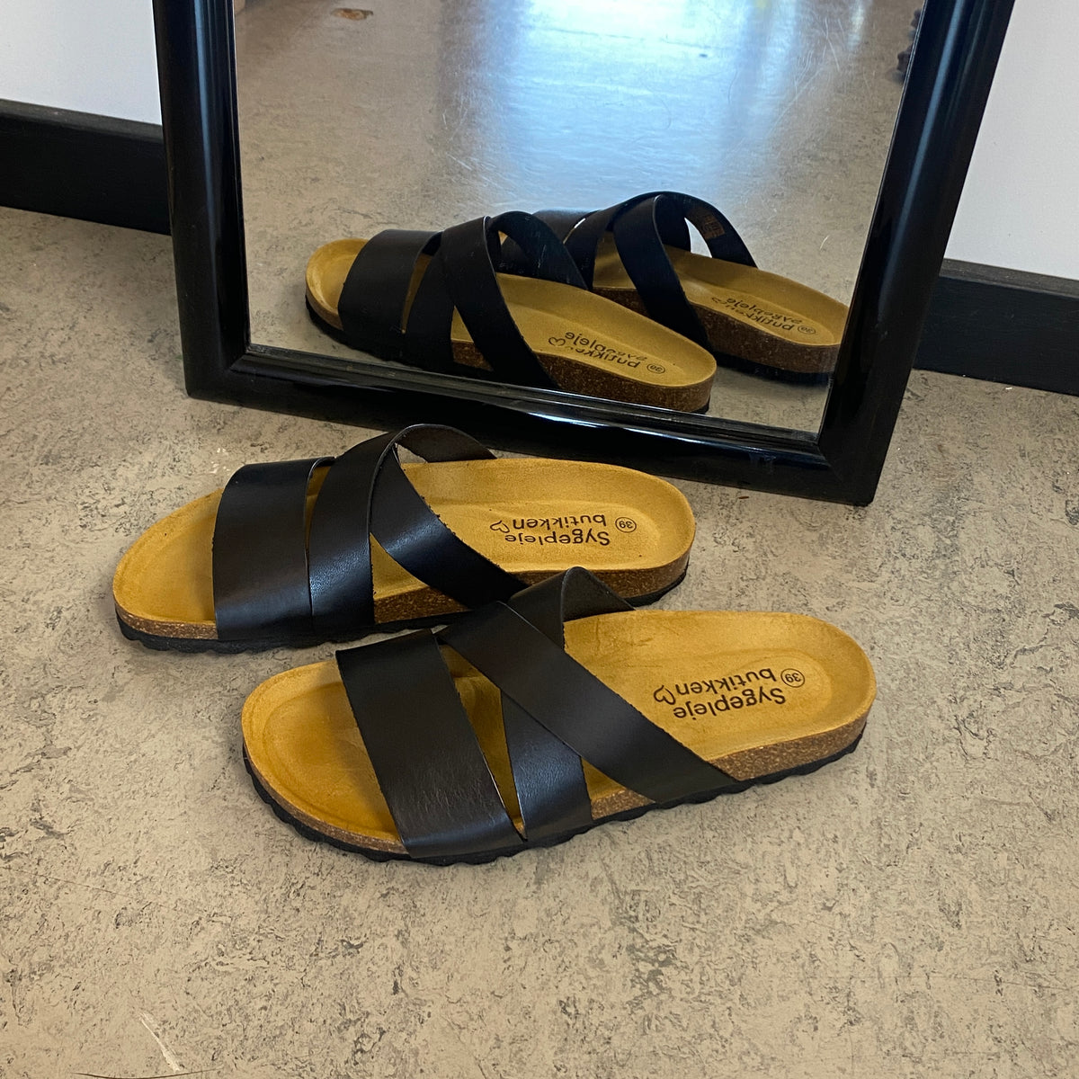 Slip on sandal i sort glat skind med krydsremme – komfort og støtte