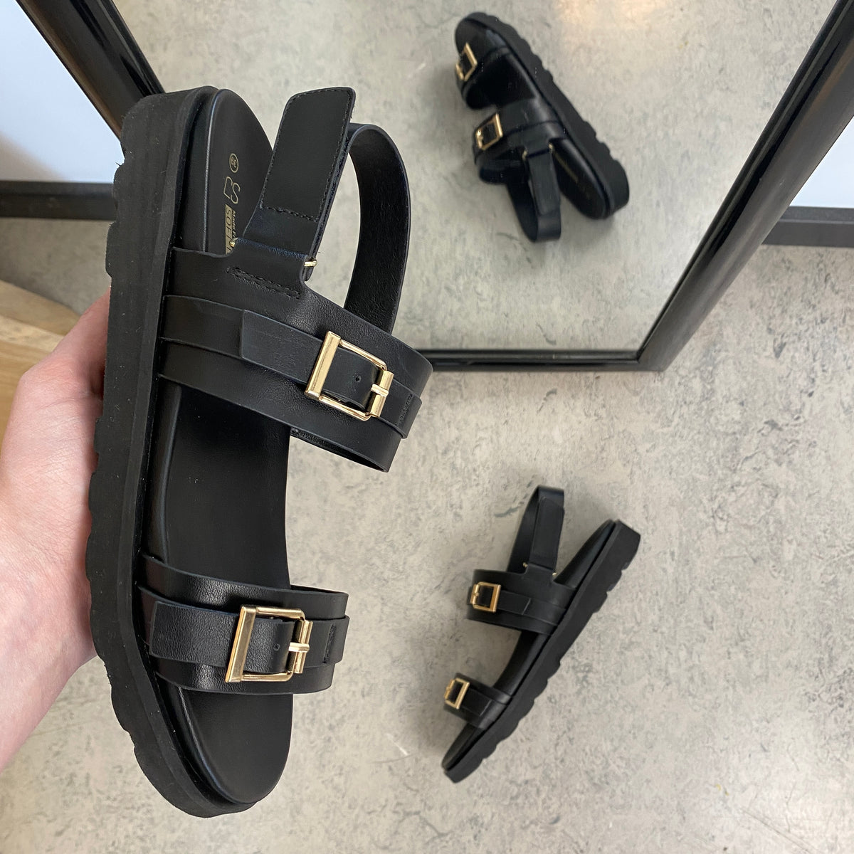 Sort sandal med spænder og hælrem – klassisk model
