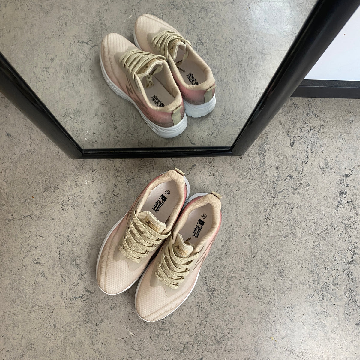 Beige letvægts sneakers i mesh med stødabsorberende sål