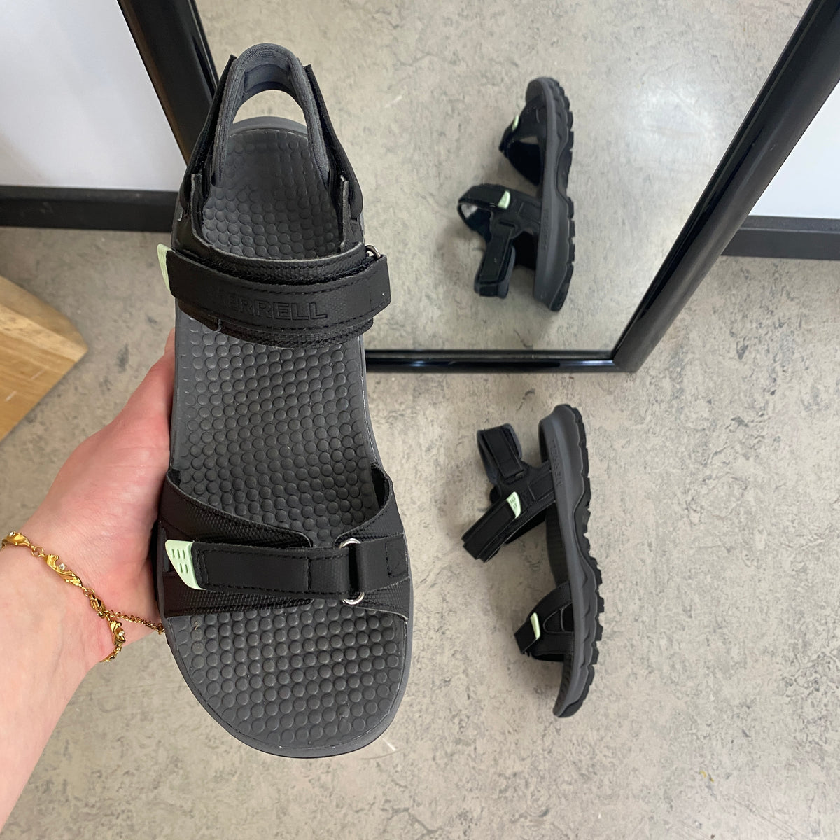 Sort Merrell sandal med stødabsorberende komfort til aktiv hverdag