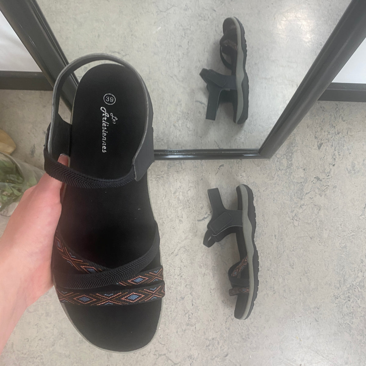 Sort sandal med elastikremme & velcro – klassisk & anvendelig