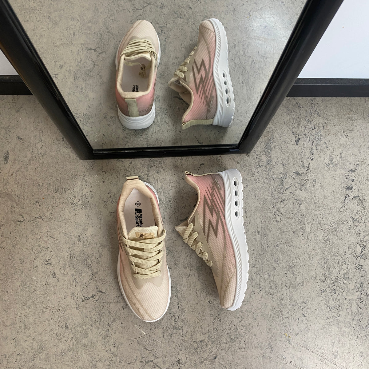 Beige letvægts sneakers i mesh med stødabsorberende sål