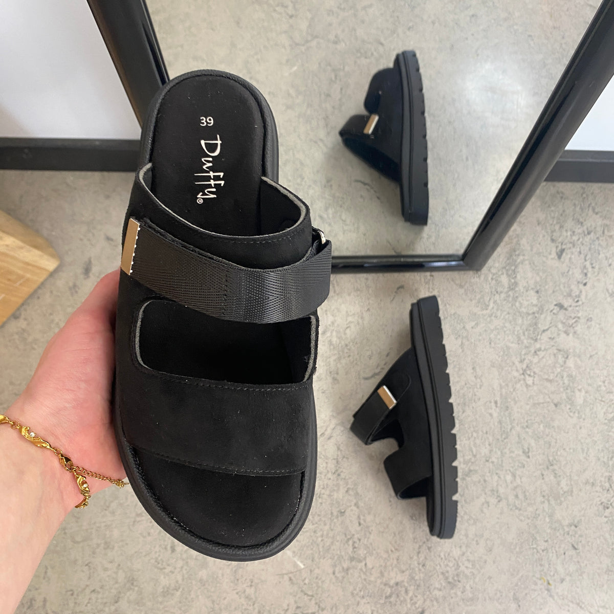 Sort Duffy sandal med justerbar rem & blød komfort