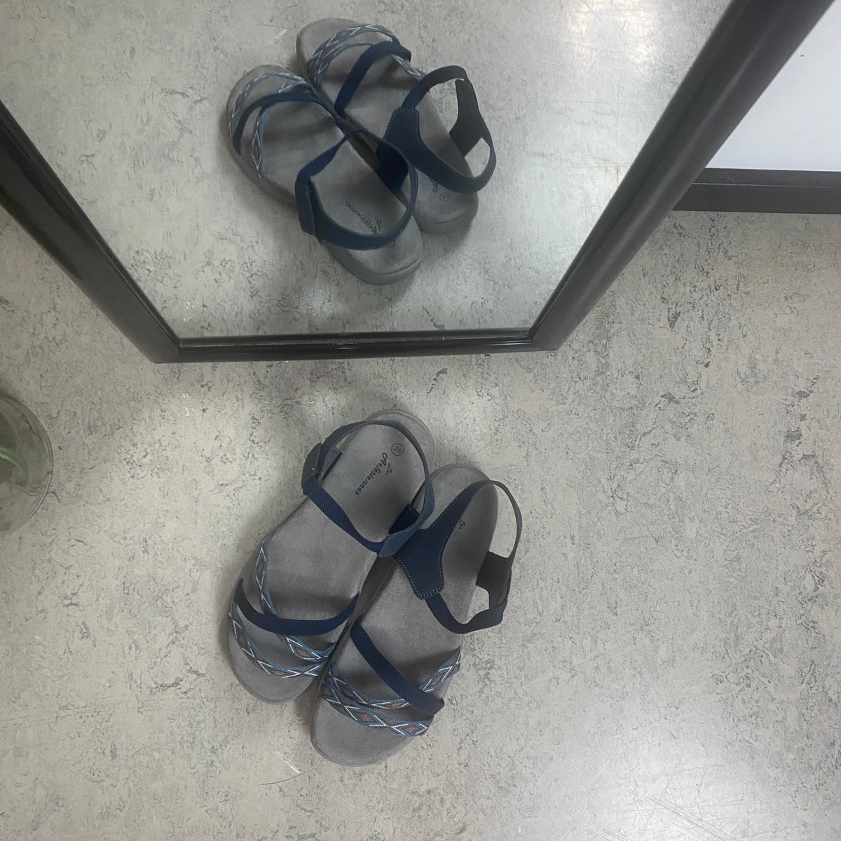 Navy sandal med elastikremme & velcro – rolig & maritim stil