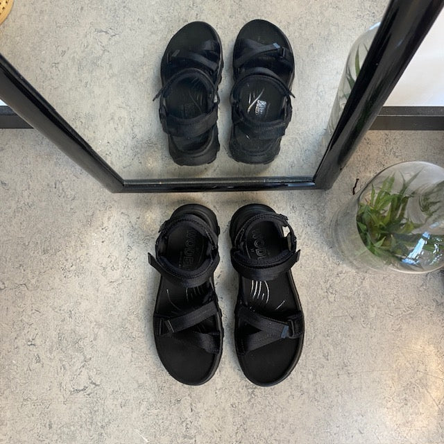 Sort Woden sandal med god svangstøtte