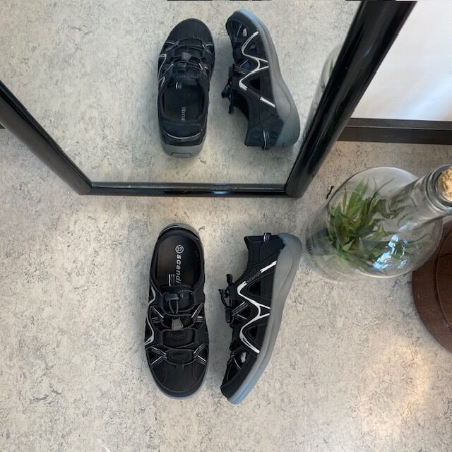 Lukket trekkingsandal i sort – Komfort og funktion i et diskret look