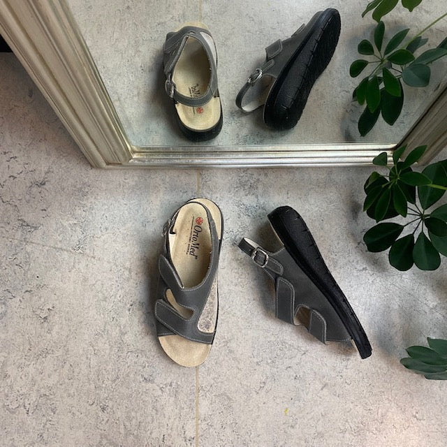 Grå bred skindsandal til knyster