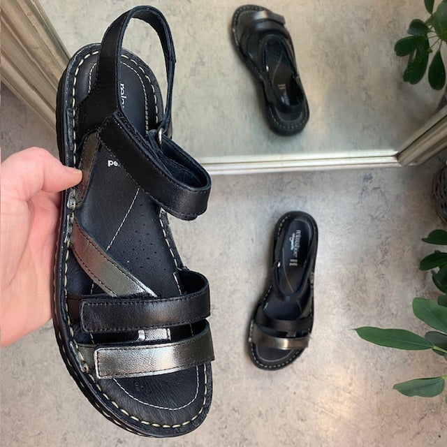 Sort skindsandal med tre remme og metallic detaljer fra Relaxshoe