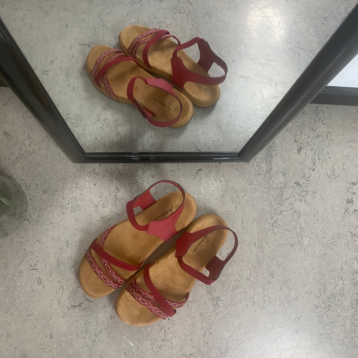 Rød sandal med elastikremme & velcro – feminin & fleksibel