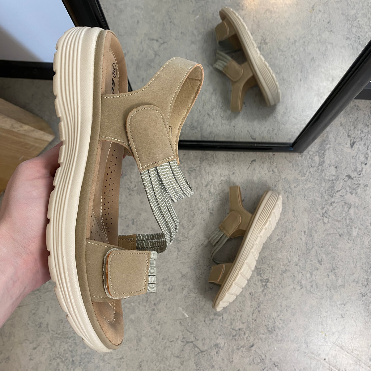 Grøn komfort sandal med elastiske remme – let & støttende