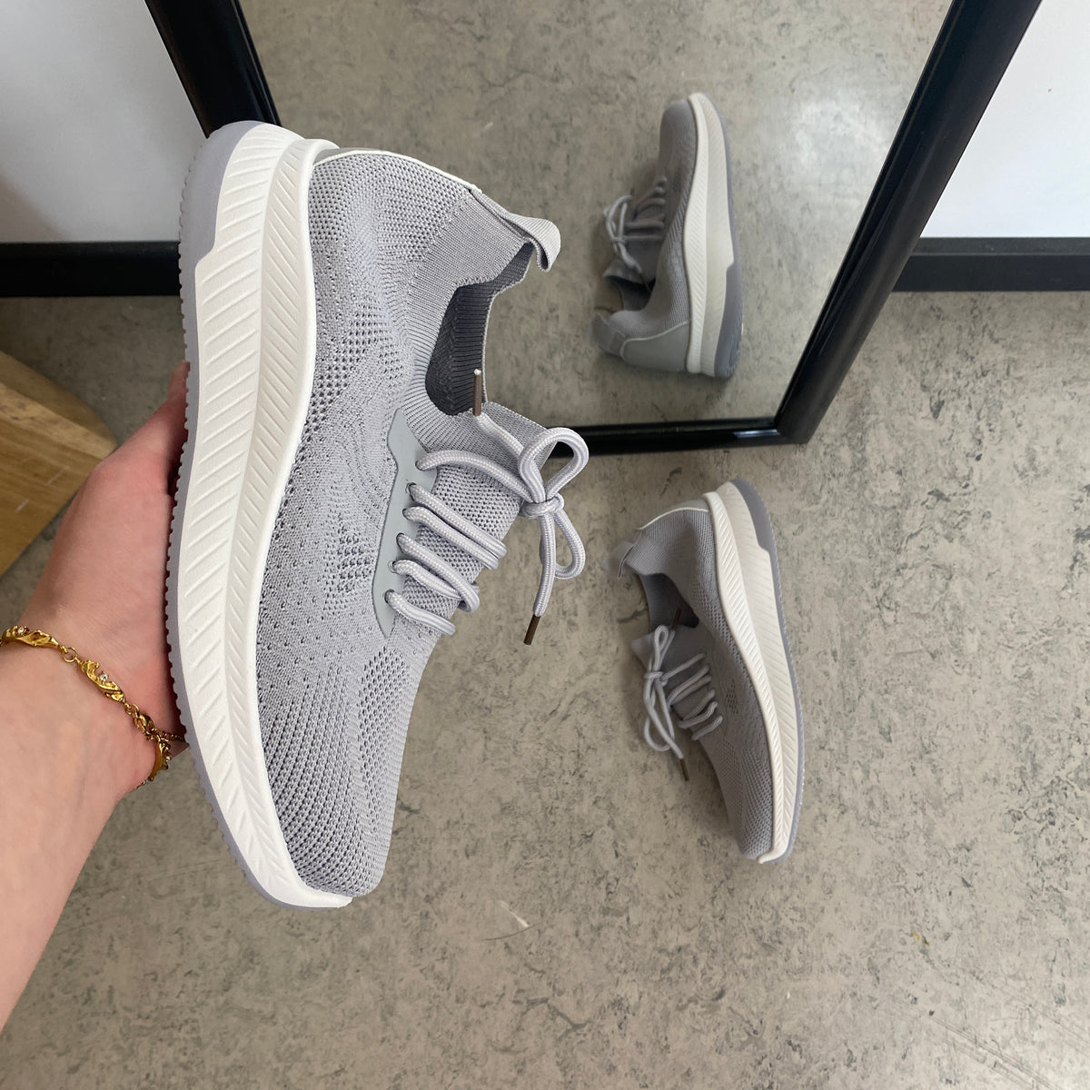 Grå slip-on letvægts sneaker i åndbart strik