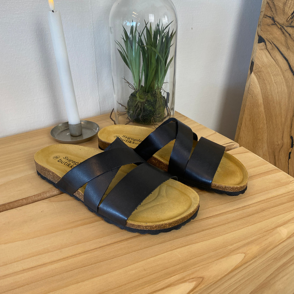 Slip on sandal i sort glat skind med krydsremme – komfort og støtte