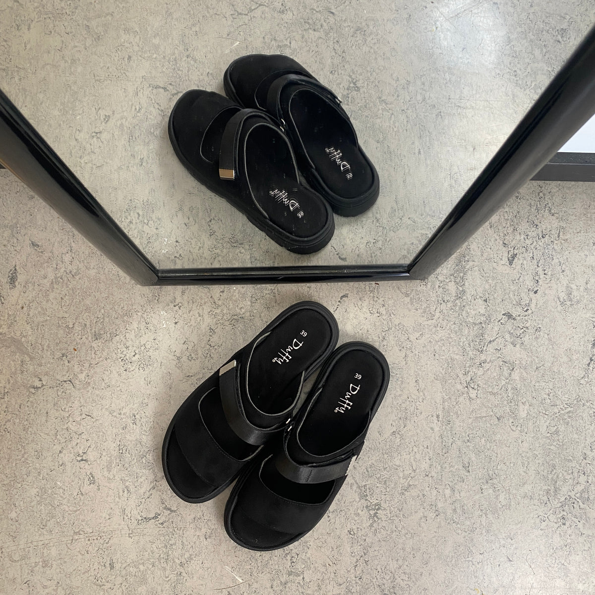 Sort Duffy sandal med justerbar rem & blød komfort