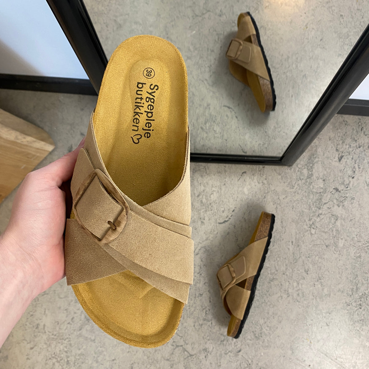 Lys brun slip on sandal i skind med dobbelt rem