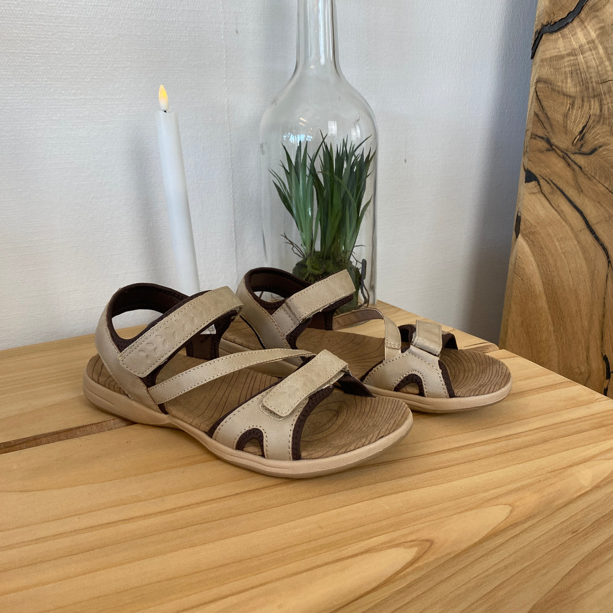 Whistler sandal i beige med stabil sål og justerbar pasform