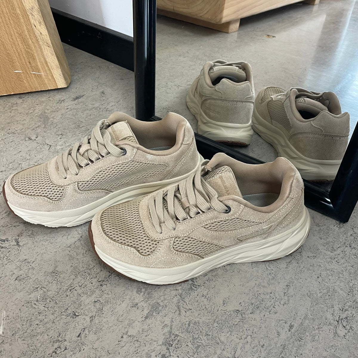 Endurance komfortsko til dame – let beige sneaker