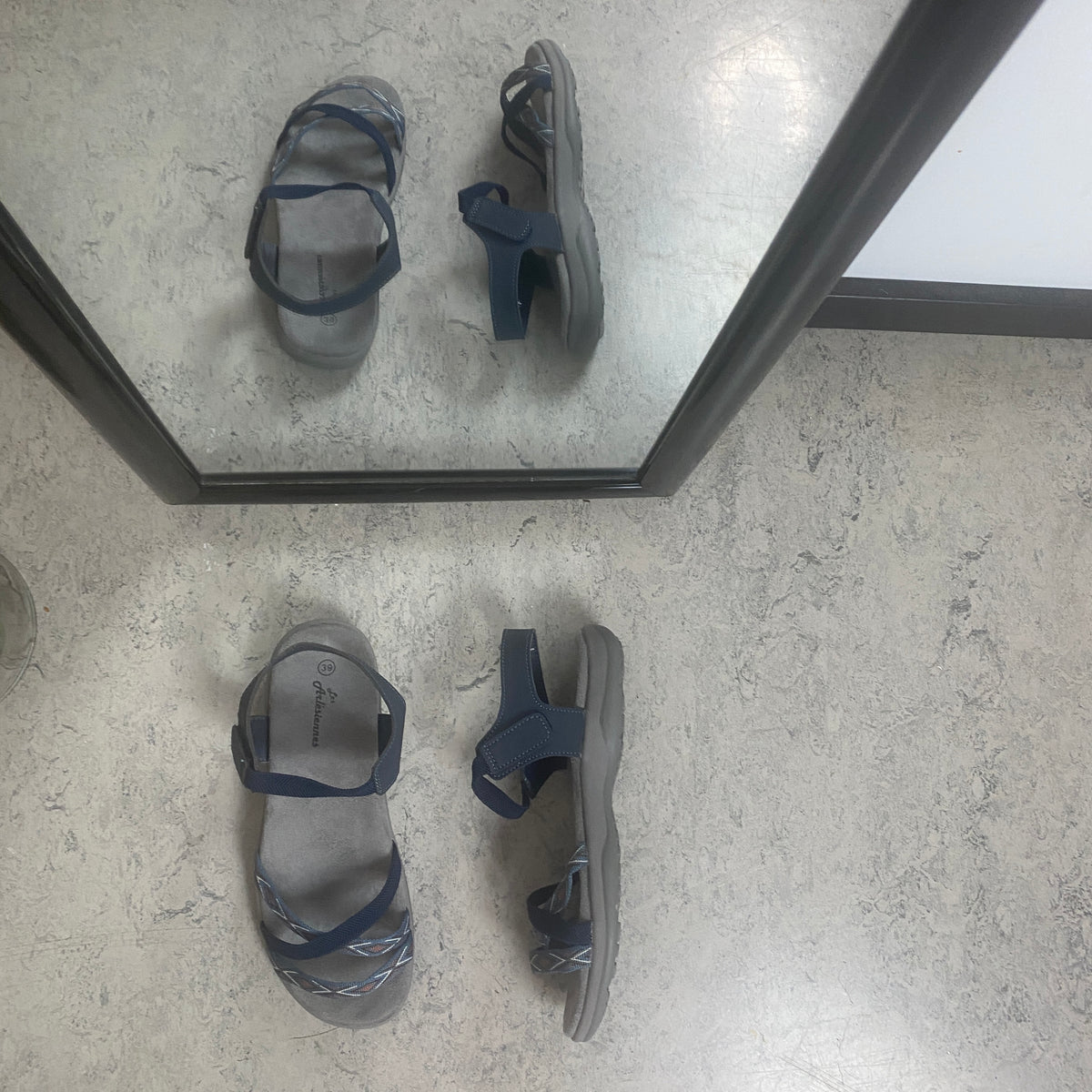 Navy sandal med elastikremme & velcro – rolig & maritim stil