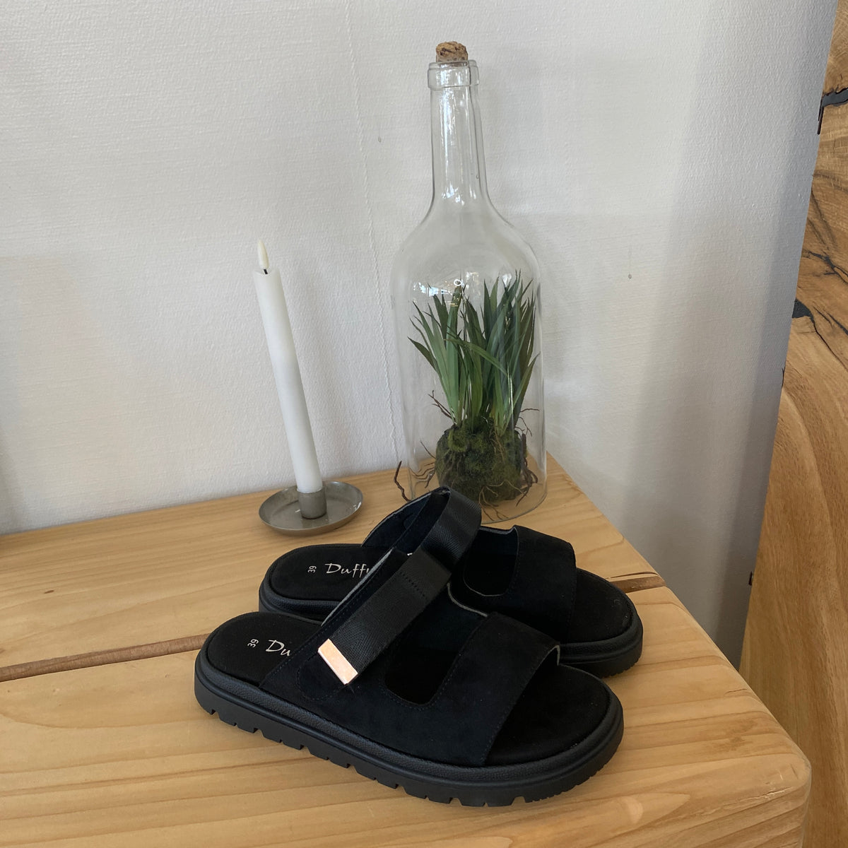 Sort Duffy sandal med justerbar rem & blød komfort