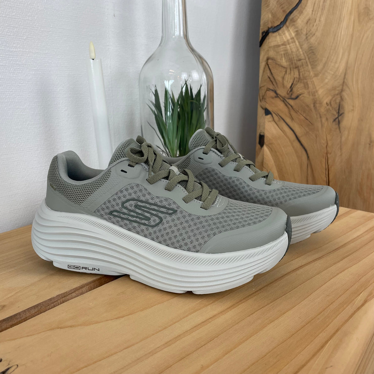 Grå Skechers Max Cushioning Endeavour – stødabsorberende komfort