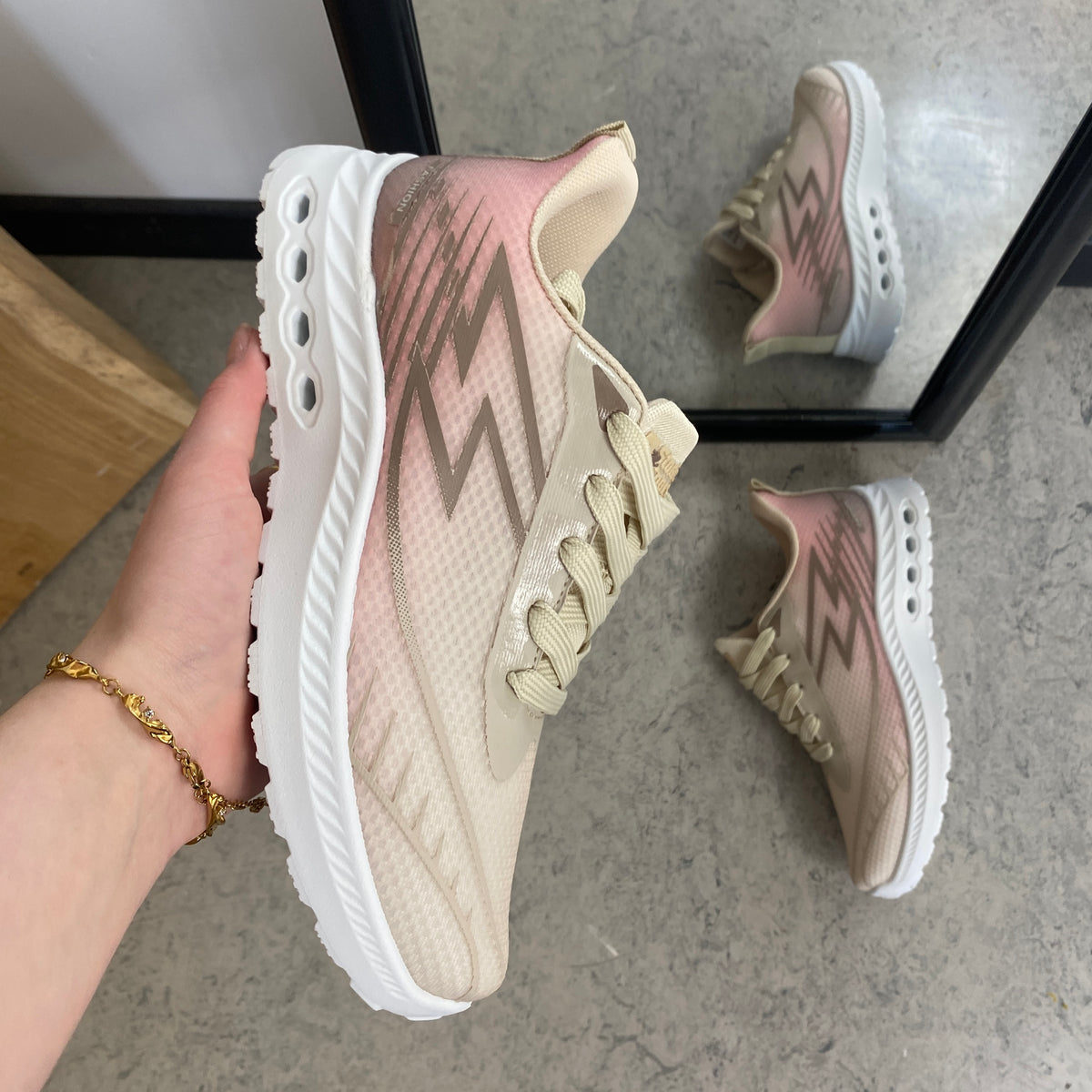 Beige letvægts sneakers i mesh med stødabsorberende sål