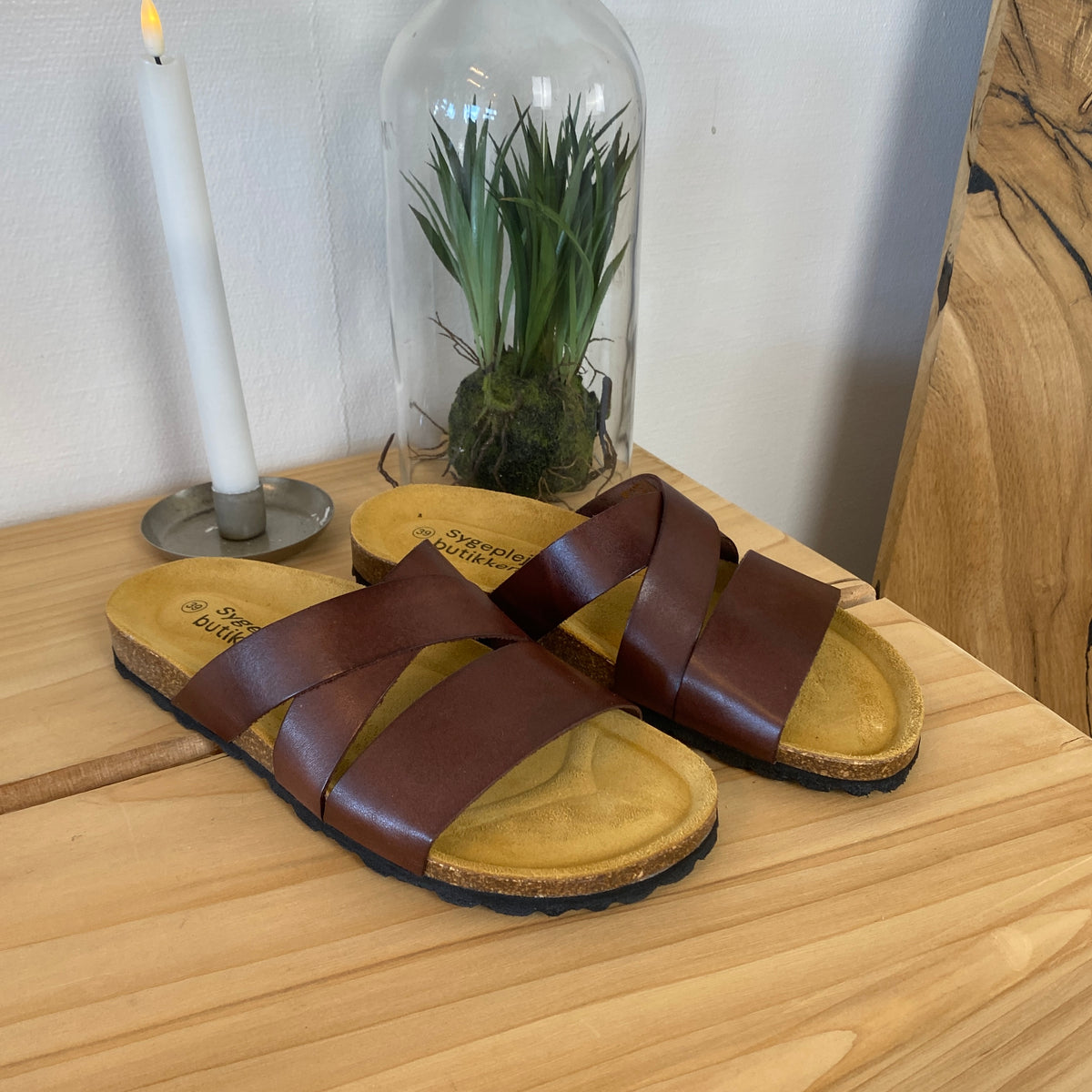 Slip on sandal i brun glat skind med krydsremme – komfort & støtte