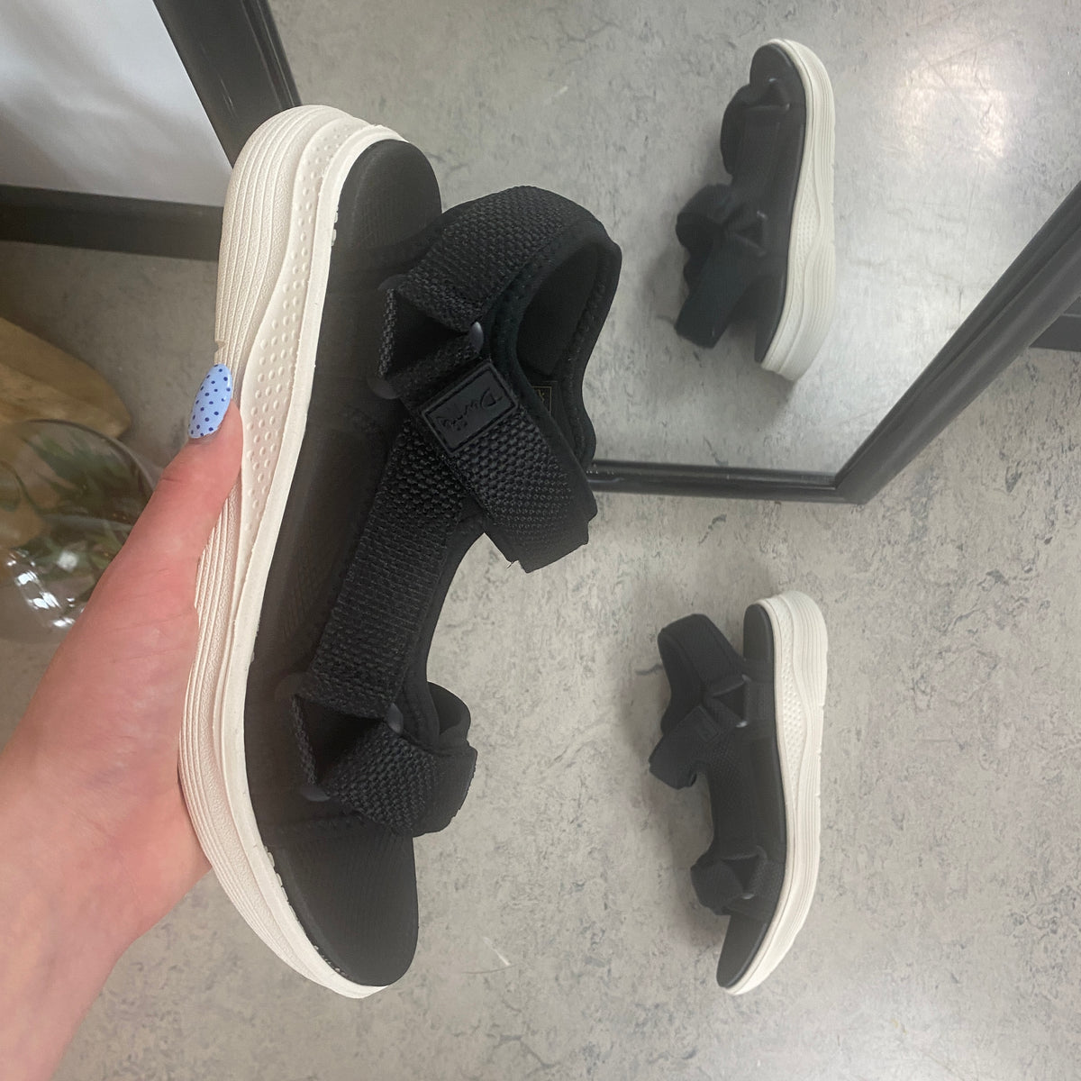 Sort komfortabel sandal med justerbare remme & let stødabsorbering