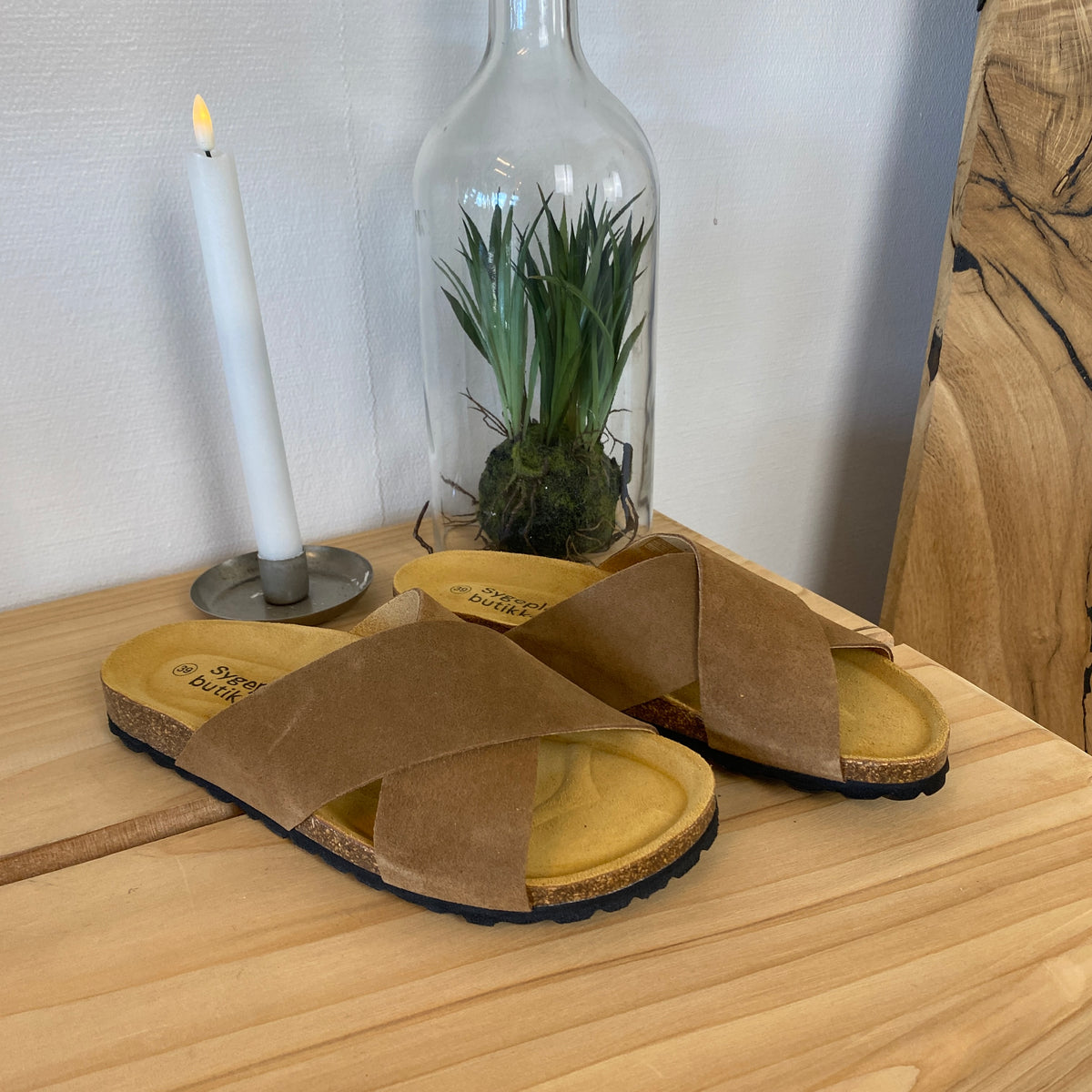 Serraje Roble – brun slip on sandal med krydsremme & komfort
