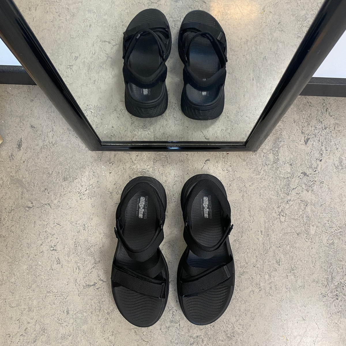 Skechers Max Cushioning sandal i sort – nem Slip-ins pasform
