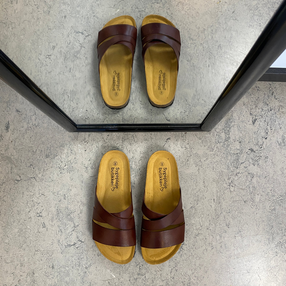 Slip on sandal i brun glat skind med krydsremme – komfort & støtte