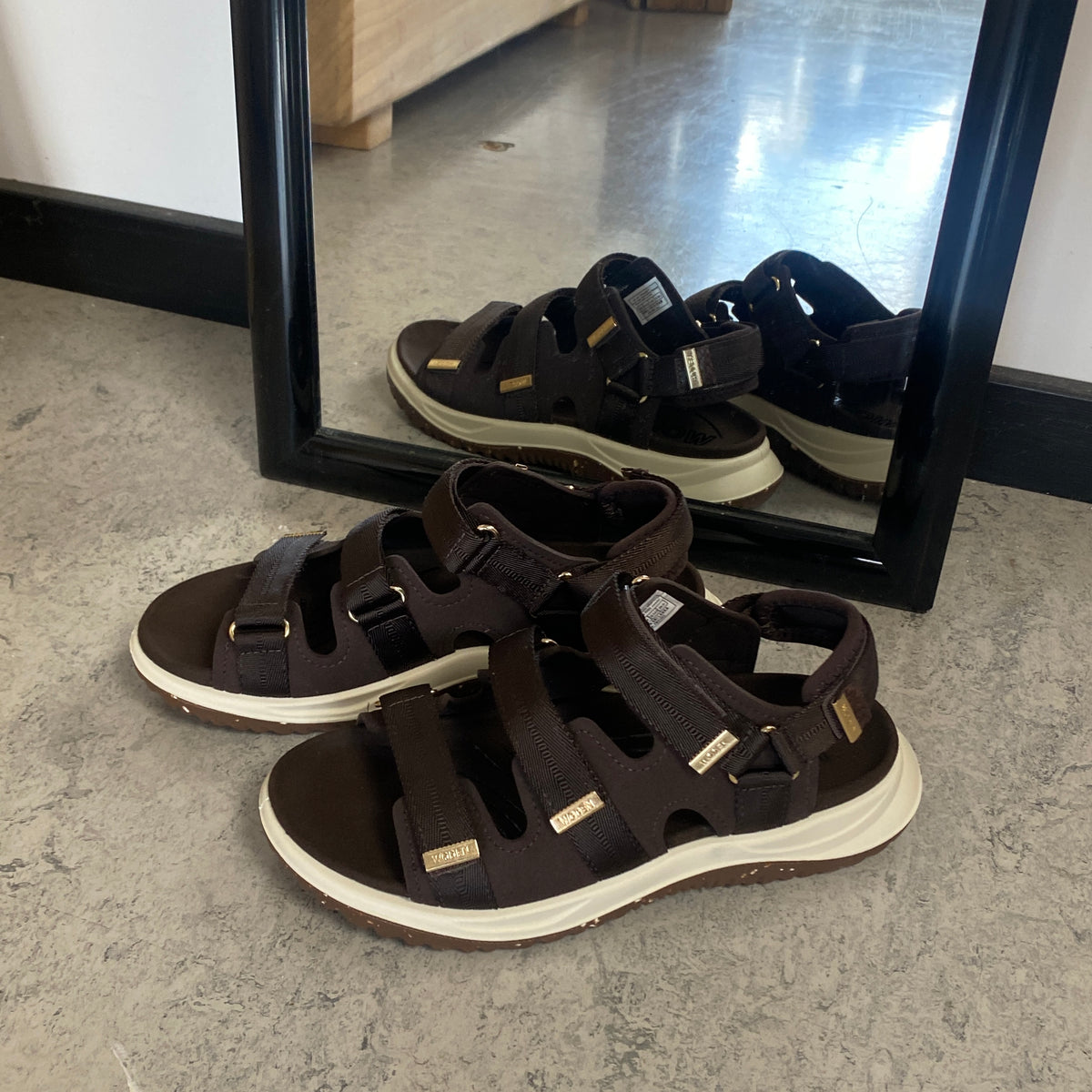 Woden sandal i mørkebrun – justerbar pasform med hælrem