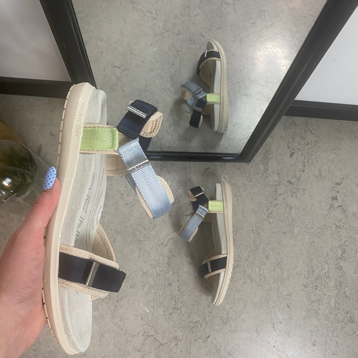 Woden sandal Moonstone Multi i blå, grønne & beige nuancer
