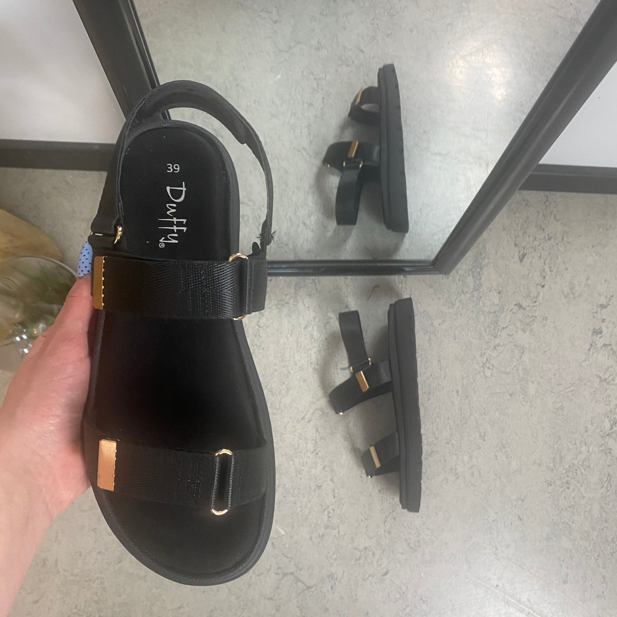 Sort sandal med justerbare remme & komfortabel sål