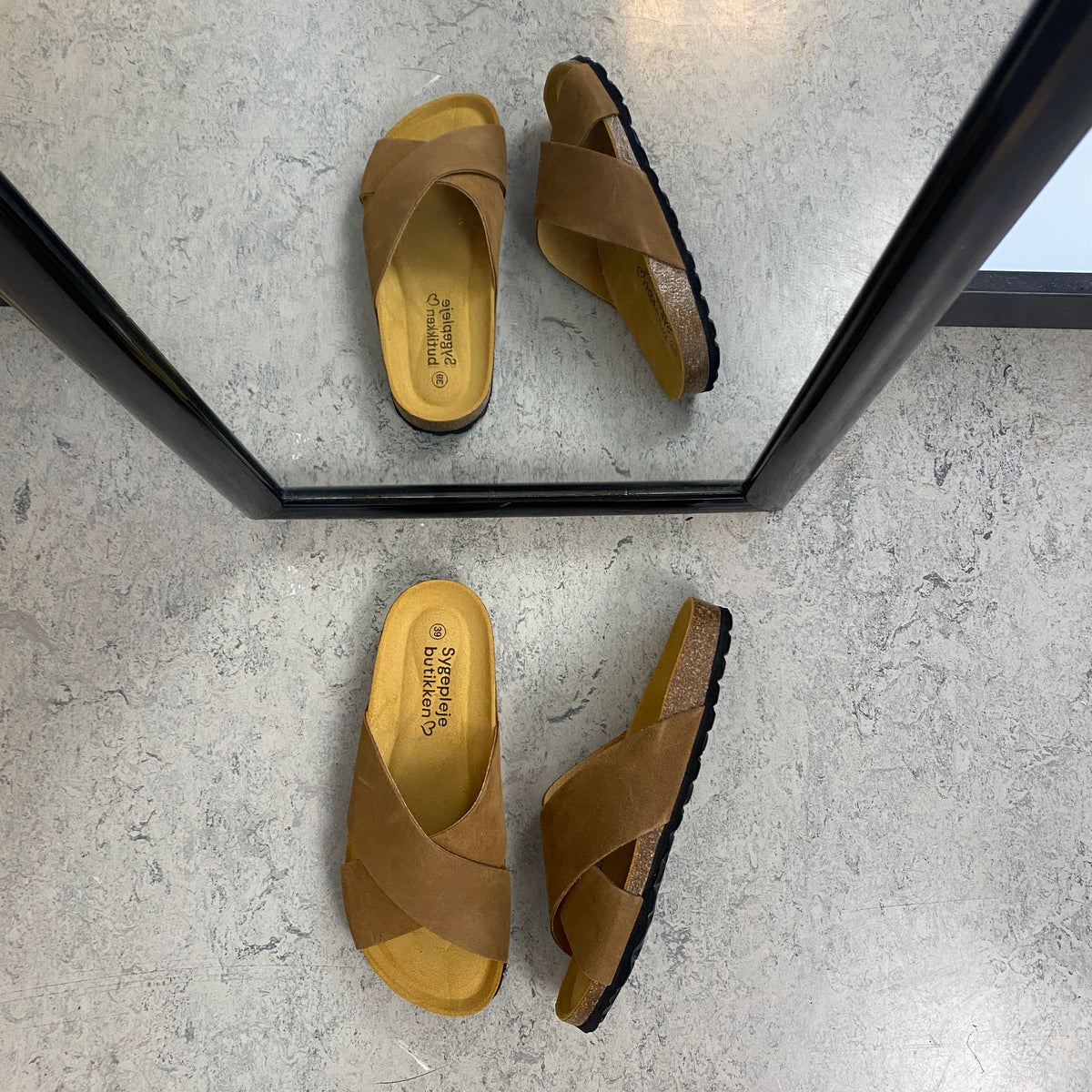 Serraje Roble – brun slip on sandal med krydsremme & komfort