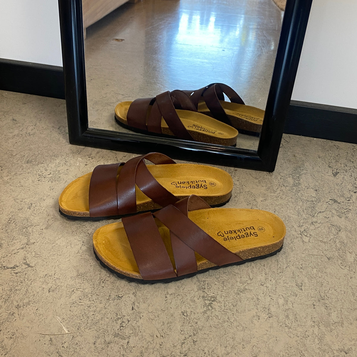 Slip on sandal i brun glat skind med krydsremme – komfort & støtte