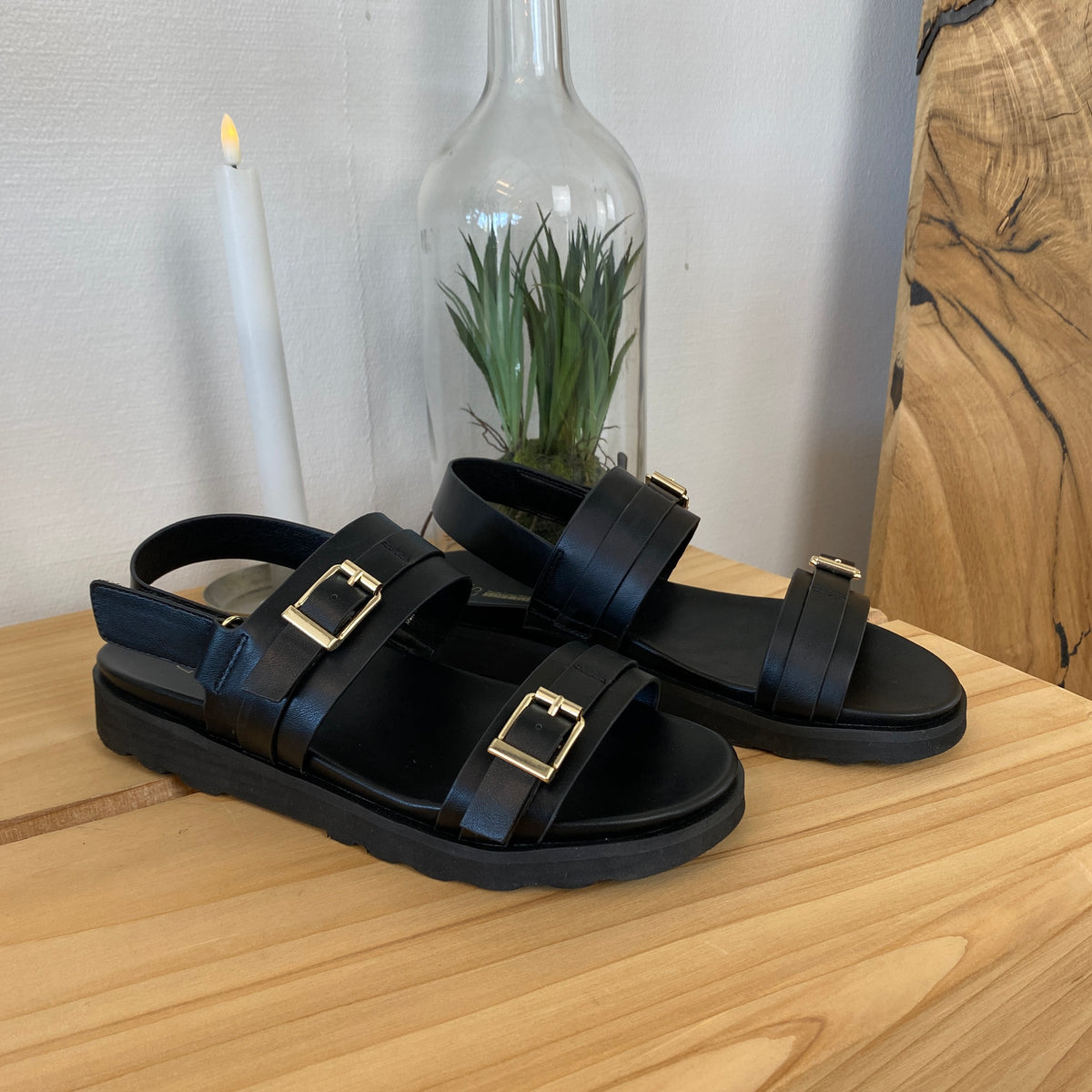 Sort sandal med spænder og hælrem – klassisk model