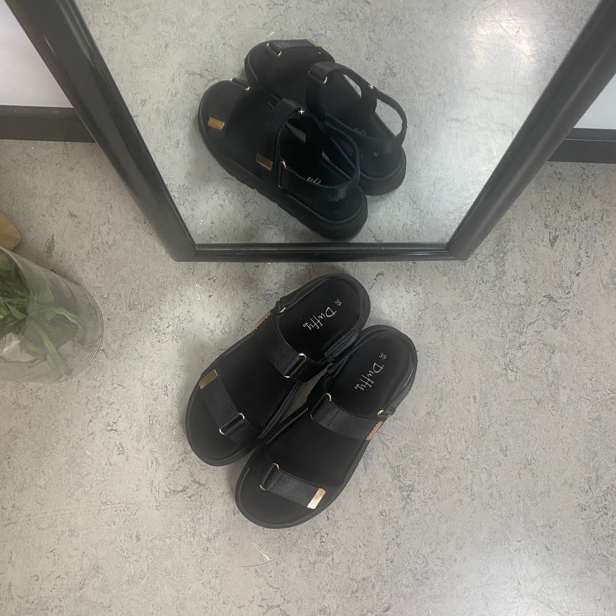 Sort sandal med justerbare remme & komfortabel sål