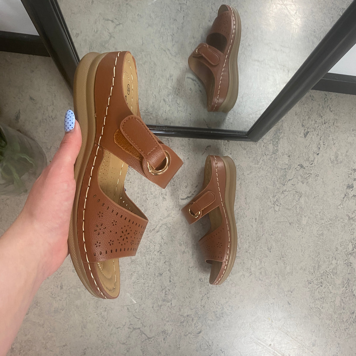 Brun slip on sandal med velcrorem – varm nuance & feminin silhuet