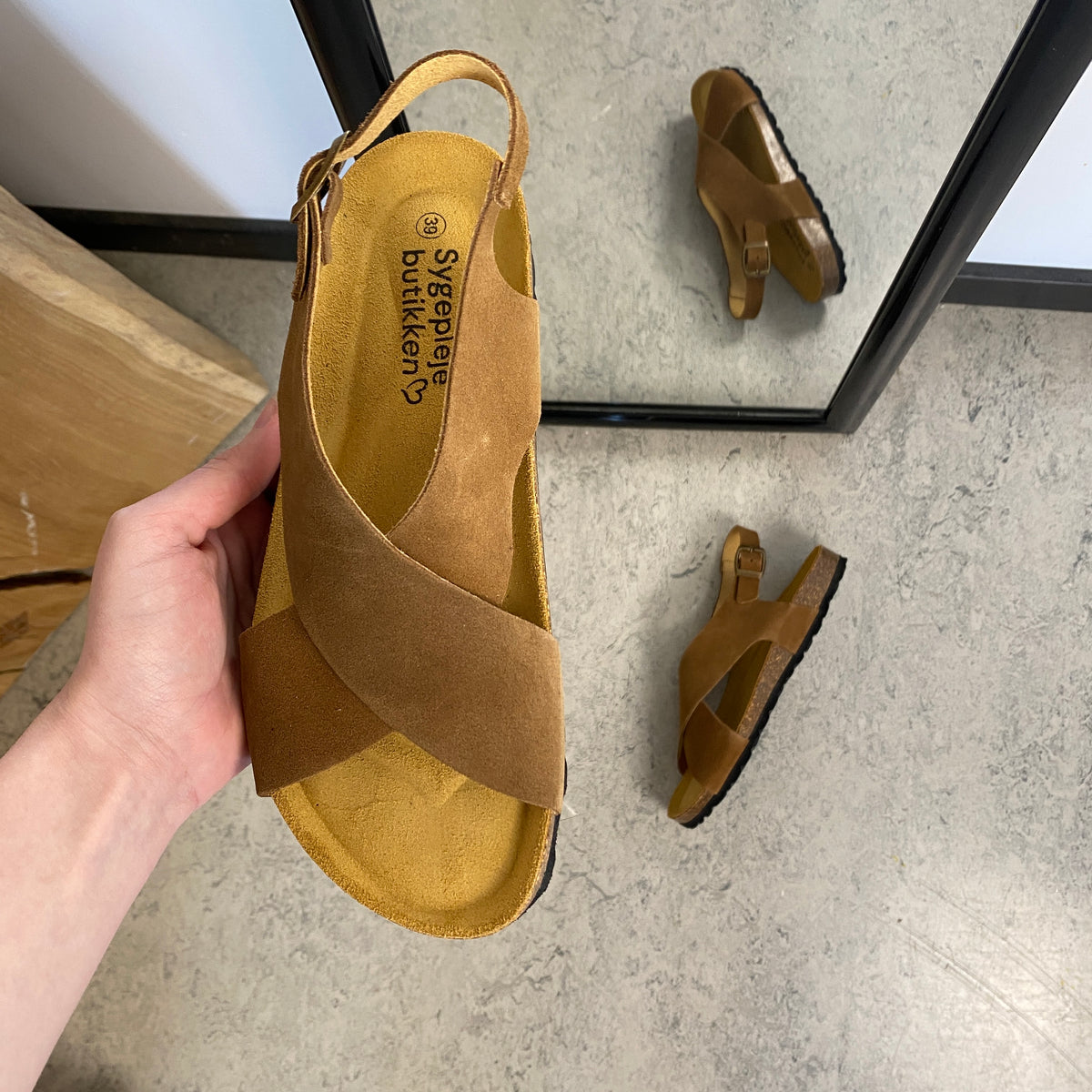 Serraje Roble – brun sandal med krydsremme & bagrem