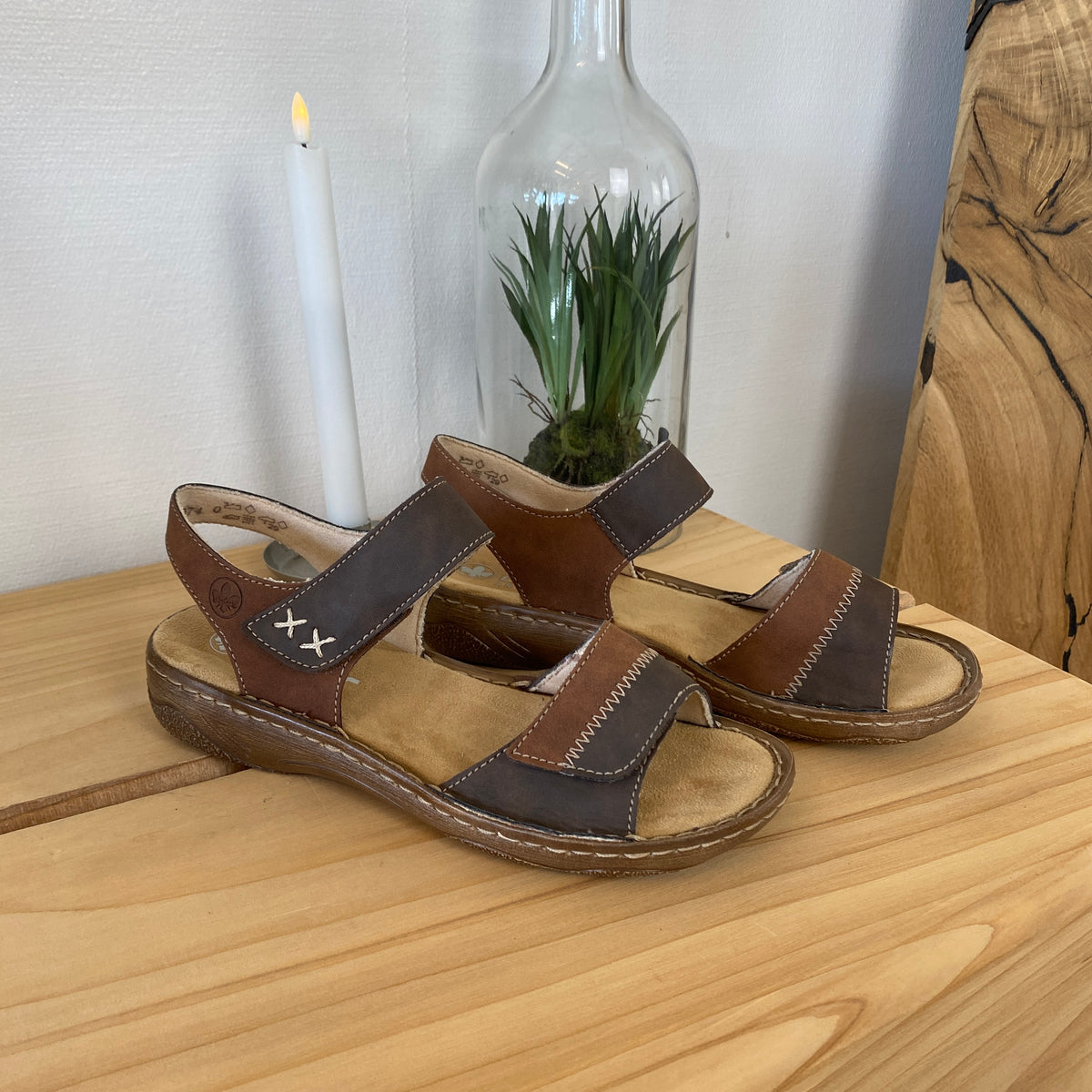 Rieker damesandal brun – klassisk komfort med justerbar pasform