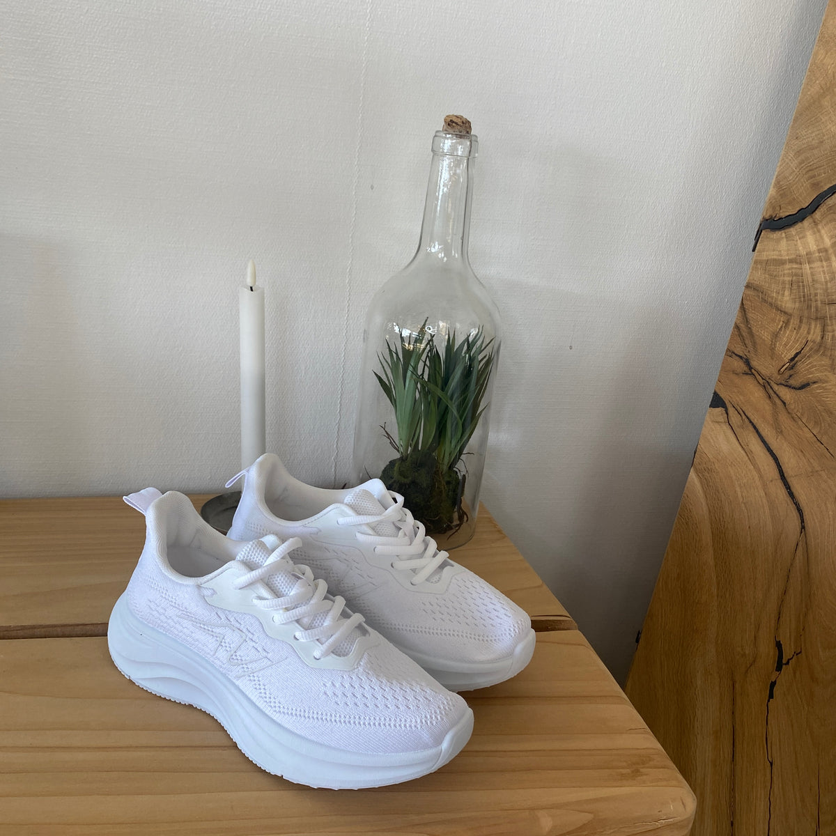 Hvid letvægts sneaker med stødabsorbering & åndbart mesh