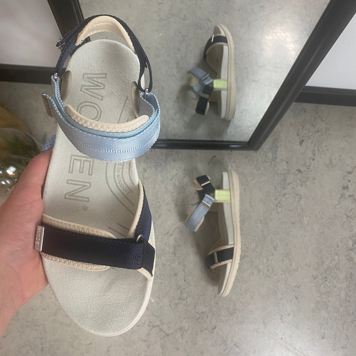 Woden sandal Moonstone Multi i blå, grønne & beige nuancer