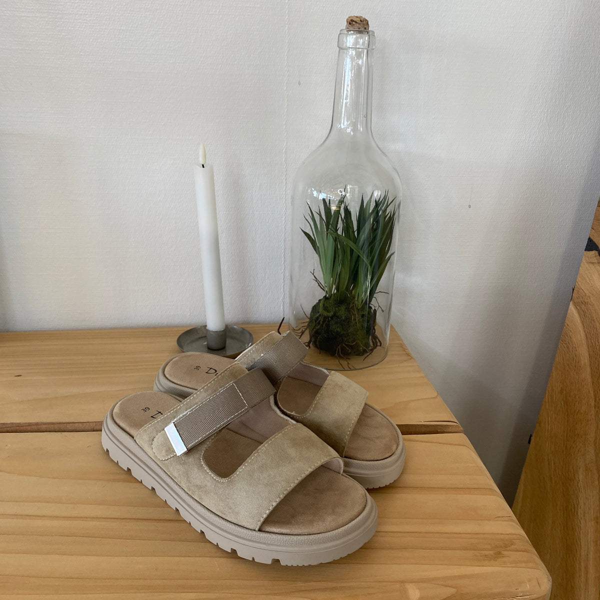 Beige sandal med justerbar rem & blød komfort