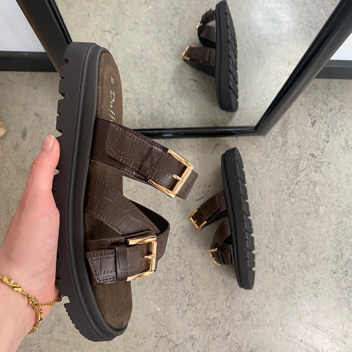 Mørkebrun, komfortabel Duffy sandal med justerbare remme & stabil sål
