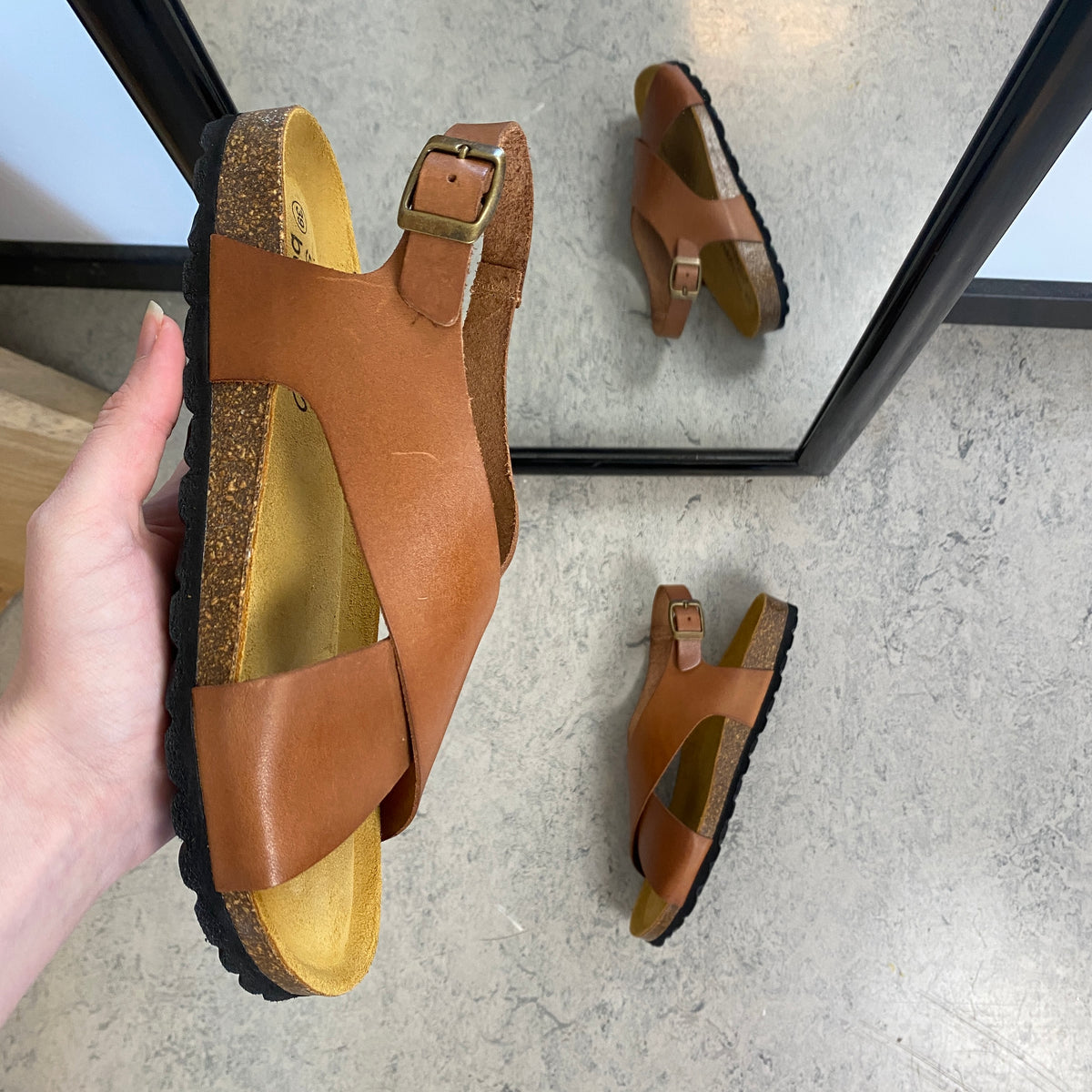 Brun sandal i glat skind med krydsremme & bagrem | Sygeplejebutikken