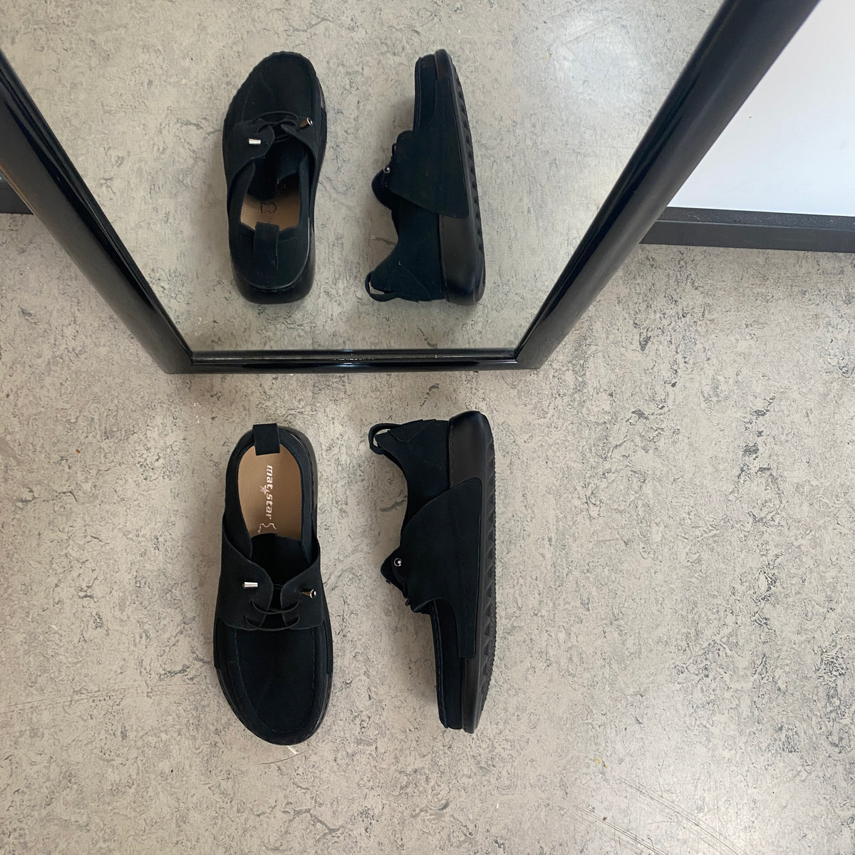Sort slip-on sko i blød ruskind med fleksibel sål