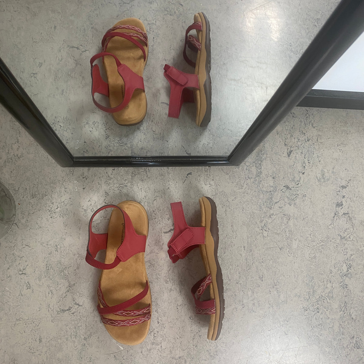 Rød sandal med elastikremme & velcro – feminin & fleksibel